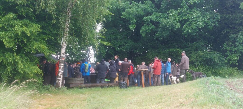 Zentraler Treffpunkt der Wanderung war der Vereinsplatz der Jägerschaft. Hier gabs Feuchtes für die Kehle und Wildschweinbratwurst.