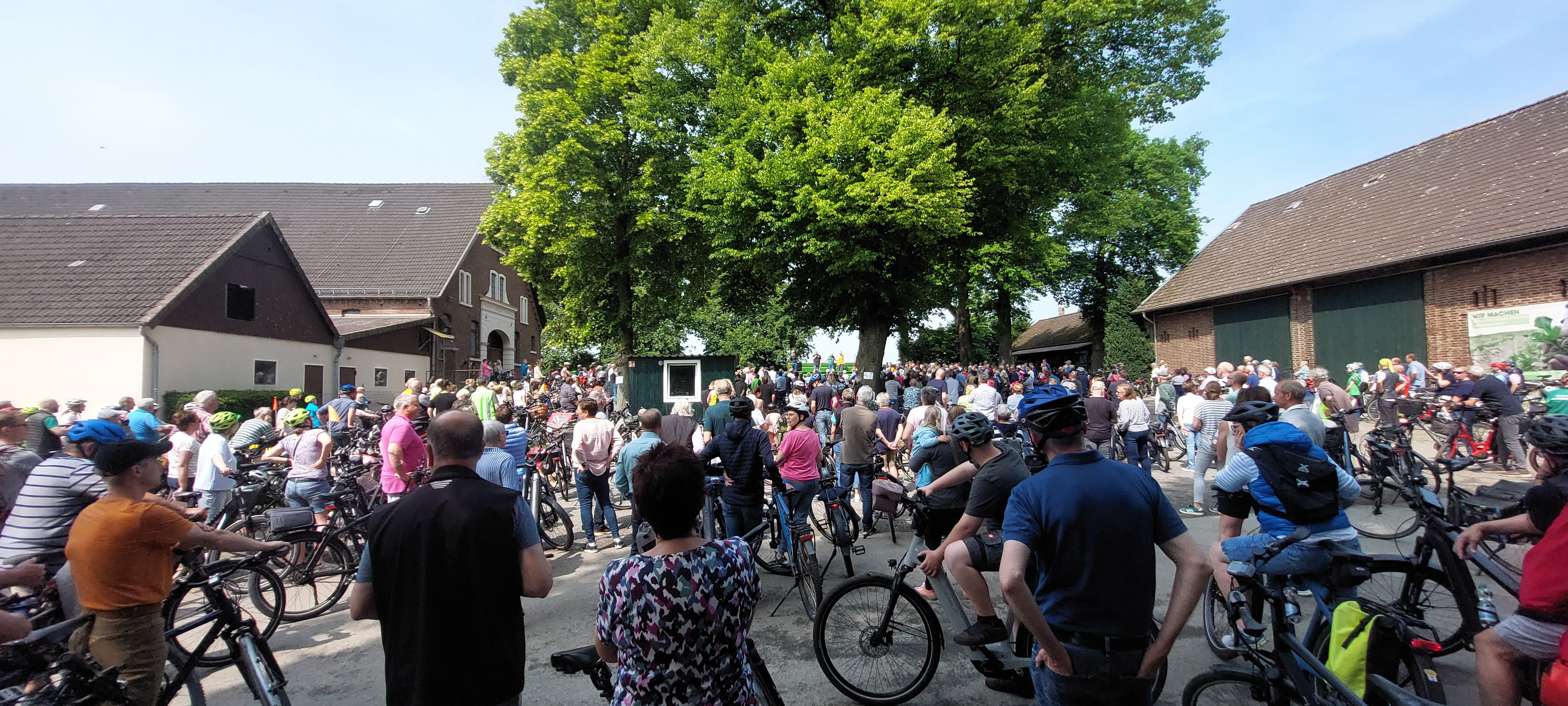 20 Jahre Tour de Flur: Wenn 800 Räder auf tausende Flügel treffen Ein Jubiläum der Extraklasse in Enger und Spenge: Am 1. Juni 2025 feierte die „Tour de Flur“ ihr 20-jähriges Bestehen. Zwischen blühenden Feldern und regionaler Landwirtschaft waren wir Imker des Kreisverbandes nicht nur dabei, sondern bildeten ein Herzstück des Dialogs. Ein Rückblick auf einen Tag voller Energie, Aufklärung und fachlichem Austausch. Der Hof Dingerdissen als Epizentrum der Biodiversität Schon am frühen Morgen herrschte auf dem Hof von Achim Dingerdissen in Spenge geschäftiges Treiben. Rund 800 Radbegeisterte versammelten sich am Startpunkt, um den ca. 20 Kilometer langen Rundkurs in Angriff zu nehmen. Für uns als Imker war dies die perfekte Bühne: Direkt an der Schnittstelle zwischen moderner Landwirtschaft und aktivem Naturschutz konnten wir zeigen, warum unsere Arbeit für die Region unverzichtbar ist. Dialog auf Augenhöhe: Zwischen Honigbiene und Invasionsbiologie Unser Infostand entwickelte sich schnell zum Publikumsmagneten. Es ist immer wieder beeindruckend zu sehen, wie groß das Interesse an der faszinierenden Welt der Honigbienen ist. Doch in diesem Jahr gab es ein Thema, das die Gemüter besonders bewegte: Brennpunkt „Asiatische Hornisse“: Der Infopunkt zur Vespa velutina war ein absoluter Magnet. Da die Art in unserer Region noch weitestgehend unbekannt ist, nutzten viele die Chance, sich aus erster Hand über Erkennungsmerkmale und Verhaltensweisen zu informieren. Bestäubung hautnah: Wir erklärten großen und kleinen Radlern die komplexen Zusammenhänge zwischen intakten Kulturlandschaften und dem Ertrag im Gemüse- und Kräuteranbau. Synergie Landwirtschaft: Im direkten Austausch mit den Gastgebern wurde deutlich: Imkerei und Landwirtschaft sind keine Gegenspieler, sondern Partner im Artenschutz. „Die 20. Tour de Flur hat einmal mehr gezeigt, dass das Interesse an unseren Lebensmitteln und der Natur riesig ist. Für uns Imker ist es die perfekte Plattform, um zu zeigen: Ohne die Biene fehlt dem ländlichen Raum das Herzstück.“ Netzwerken: Mehr als nur Fachsimpelei Ein Jubiläum wie dieses lebt von den Menschen. Die Tour de Flur ist ein Paradebeispiel für gelungene Öffentlichkeitsarbeit im ländlichen Raum. Während sich die Teilnehmer bei regionalen Köstlichkeiten stärkten, nutzten wir die Zeit für intensives Networking. Ob mit den Landfrauen, der Jägerschaft oder der Biologischen Station – der Schulterschluss zwischen den Verbänden ist heute wichtiger denn je. Fazit: Ein starkes Signal für die Imkerei Passend zum Motto „Zeigen, was wir tun“ konnten wir einen tiefen Einblick in die moderne Imkerarbeit und die Vereinsstrukturen unserer Region geben. Wir nehmen viele positive Impulse, neue Kontakte und die Gewissheit mit nach Hause: Die Menschen schätzen unsere Arbeit und die Bedeutung der Biene für unsere Heimat. Auf die nächsten 20 Jahre Tour de Flur!