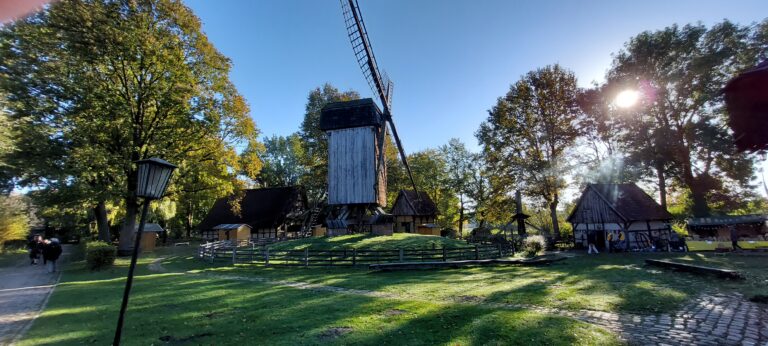 Historische Windmühle im Freilichtmuseum Münster an einem sonnigen Tag