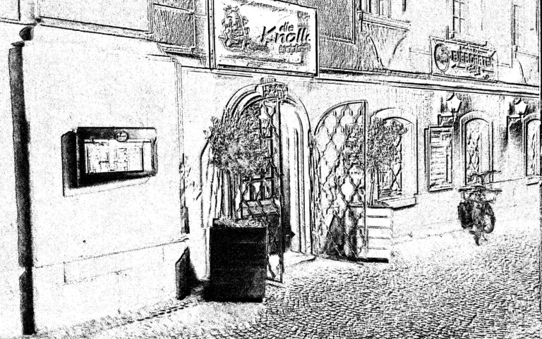 Schwarz-weiß Zeichnung des Eingangs der Traditionsgaststätte „die Knoll“ in einer historischen Pflasterstraße.