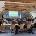 Kursteilnehmer im Seminarraum auf Haus Düsse während einer Beamer-Präsentation zum anatomischen Vergleich zwischen Hornissenarten beim Vespa velutina Nestentfernerkurs.