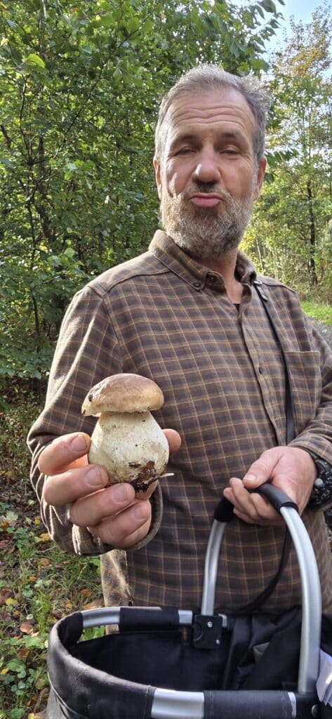 Auf Entdeckungstour im Stuckenberg: Was Pilze und Bienen im Herforder Wald verbindet 43 Mann hält Pilz im Wald.