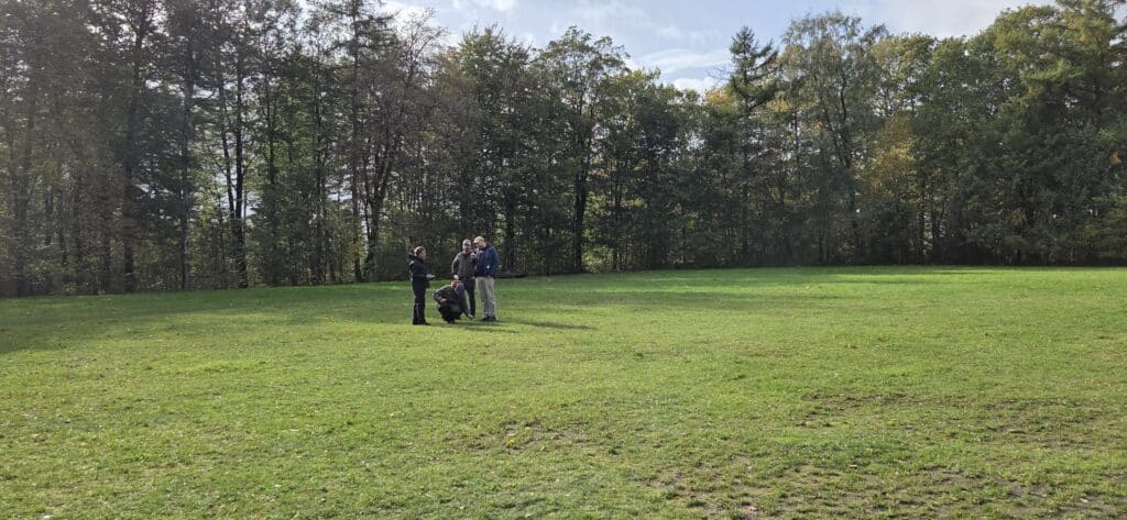 Auf Entdeckungstour im Stuckenberg: Was Pilze und Bienen im Herforder Wald verbindet 35 Menschen auf einer Wiese im Park